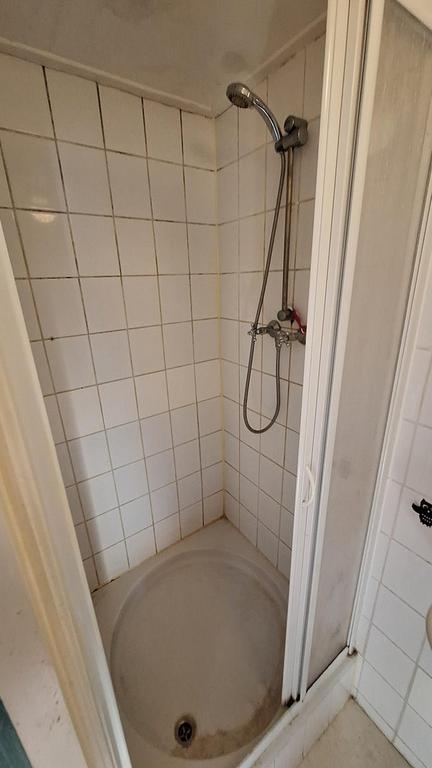 Self-contained studio with separate bedroom - Image 15