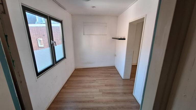 Self-contained studio with separate bedroom - Image 5