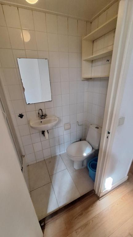 Self-contained studio with separate bedroom - Image 13