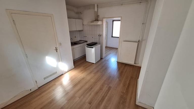 Self-contained studio with separate bedroom - Image 9