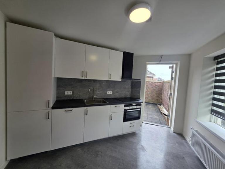 Room (14m²) with private shower and pantry in Enschede - Image 2