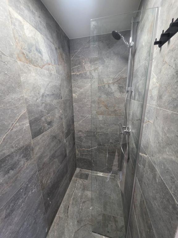 Room (14m²) with private shower and pantry in Enschede - Image 9