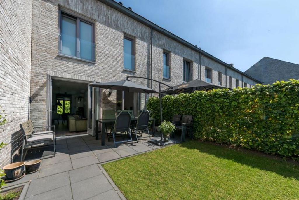 Townhouse with garden and parking space - Image 3