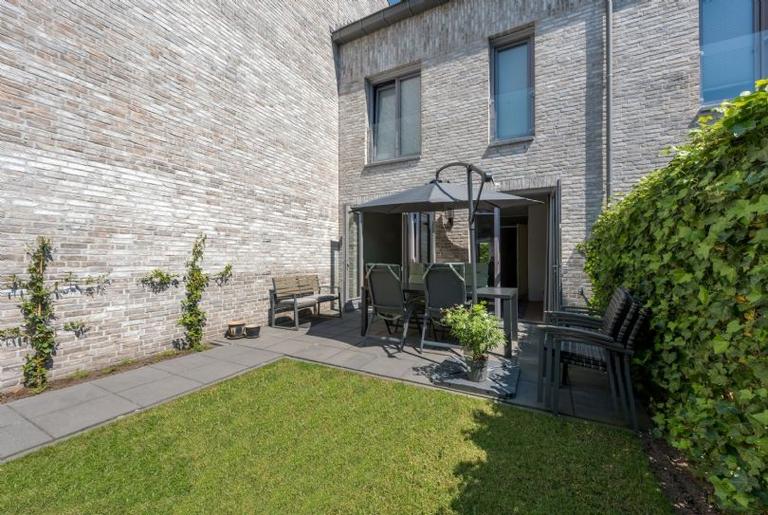 Townhouse with garden and parking space - Image 23
