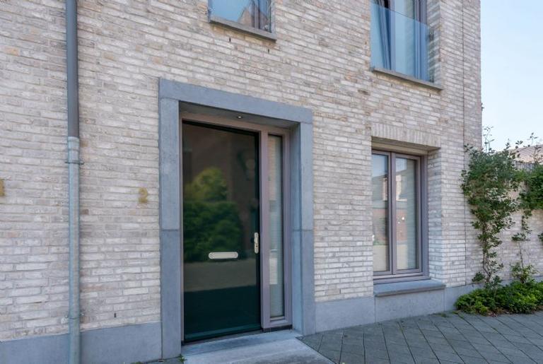 Townhouse with garden and parking space - Image 4