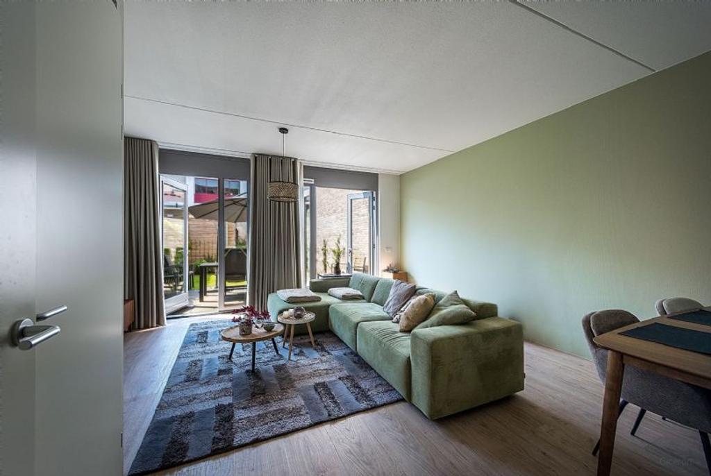 Townhouse with garden and parking space - Image 2