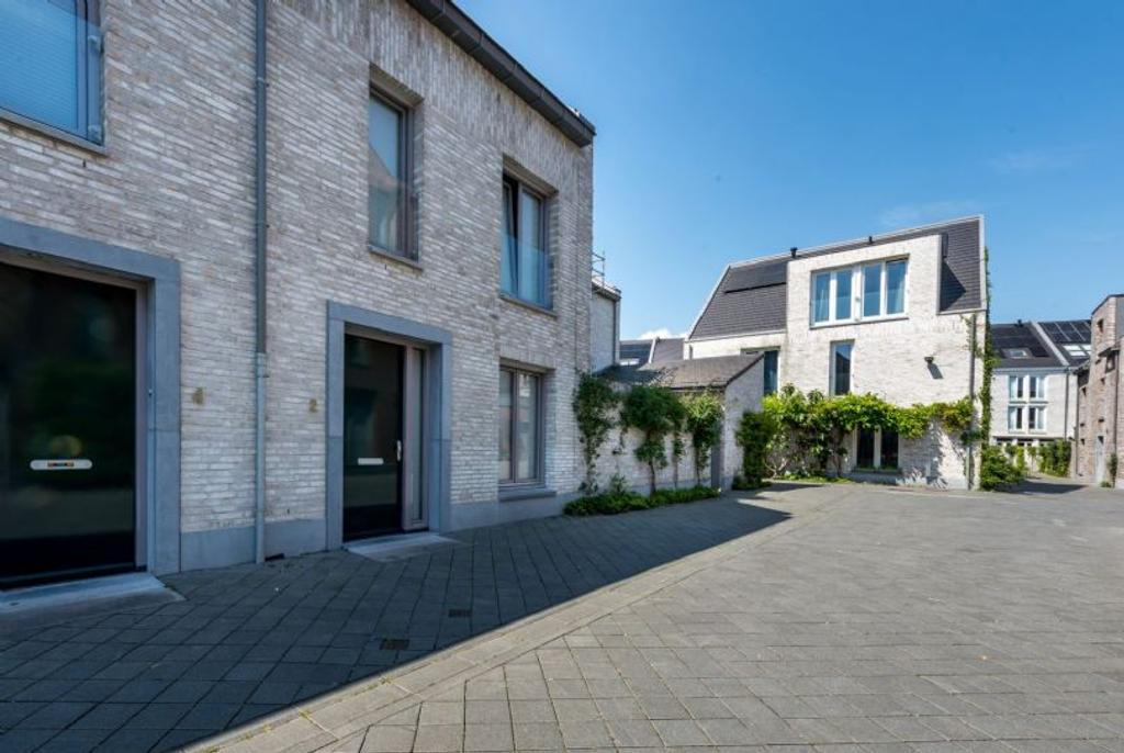 Townhouse with garden and parking space - Image 1