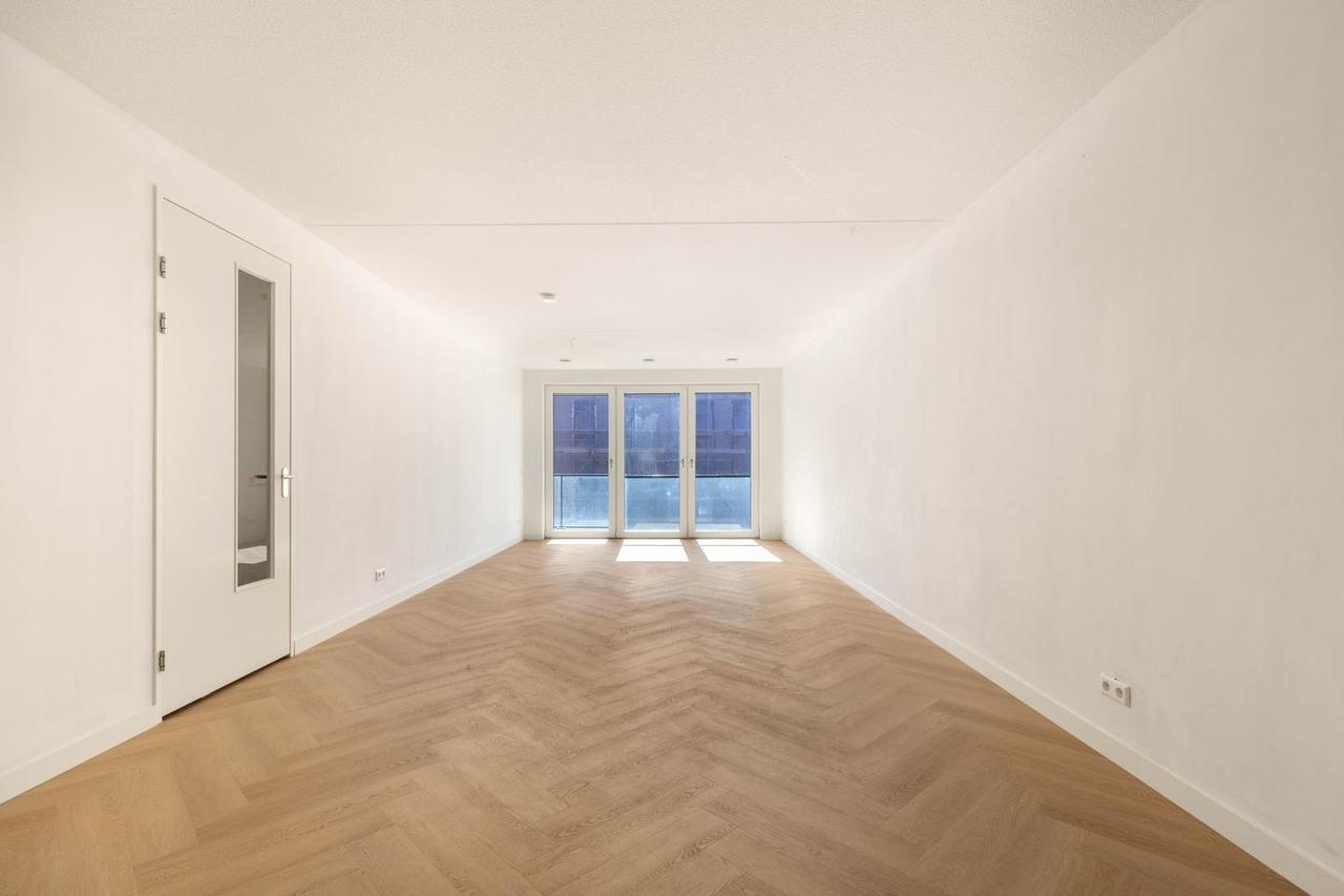 New 2-bedroom apartment by the water - Image 10