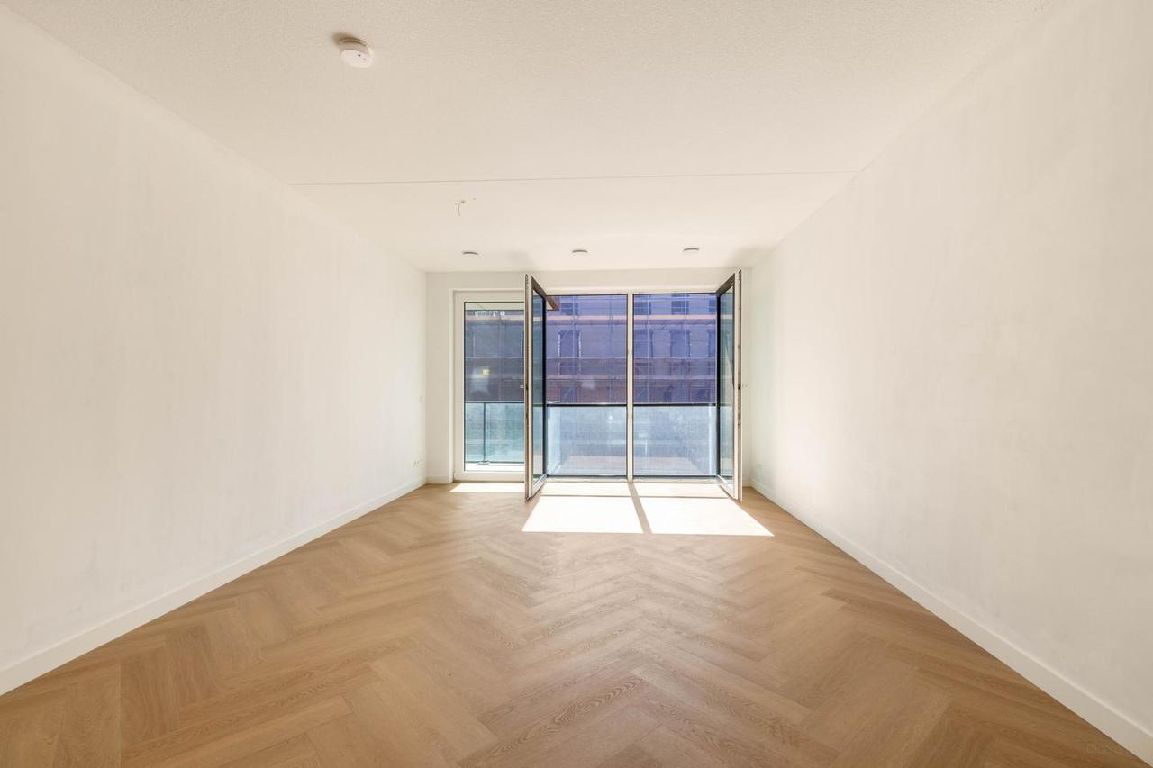 New 2-bedroom apartment by the water - Image 9