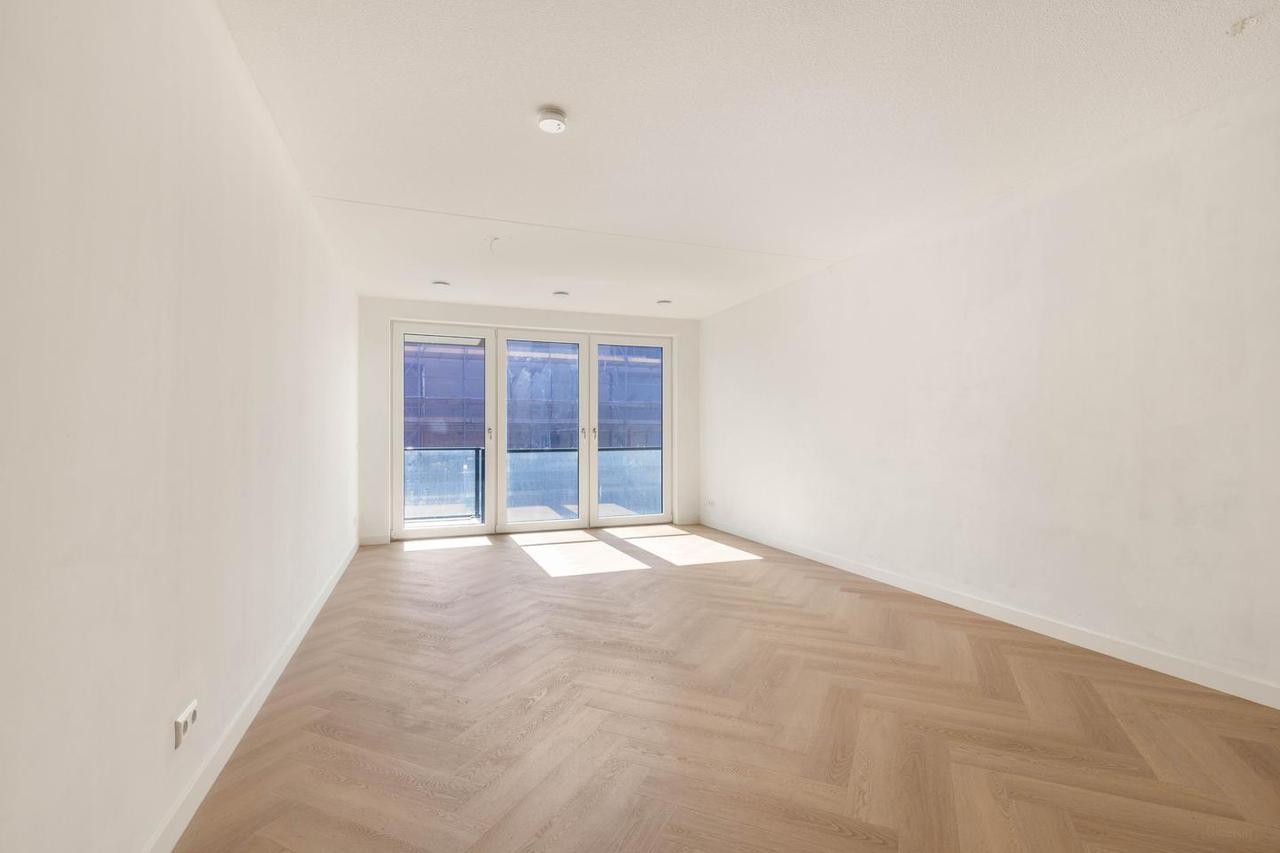New 2-bedroom apartment by the water - Image 2