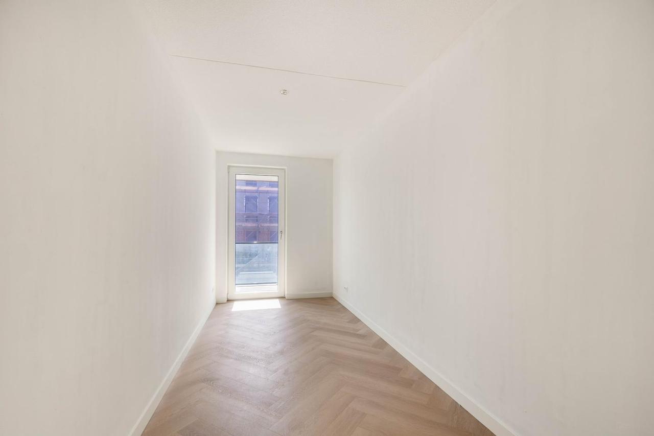 New 2-bedroom apartment by the water - Image 16