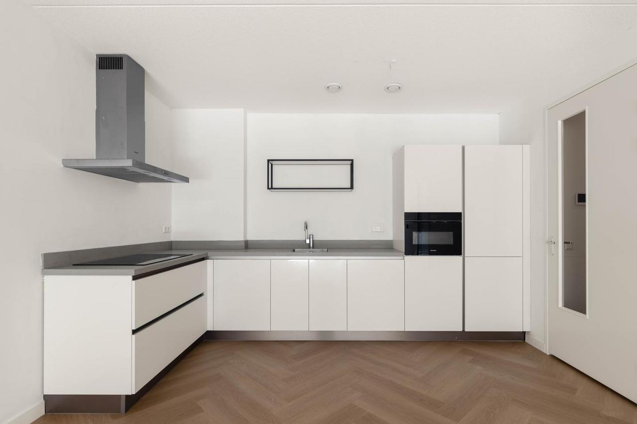 New 2-bedroom apartment by the water - Image 3