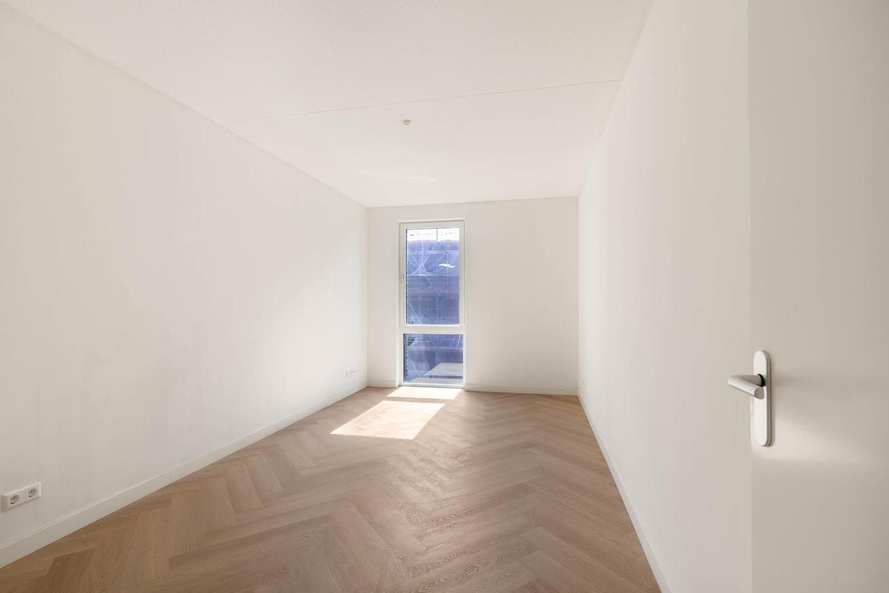 New 2-bedroom apartment by the water - Image 18