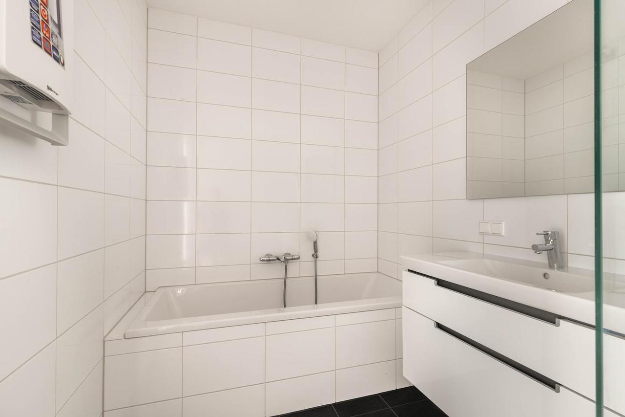 New 2-bedroom apartment by the water - Image 21