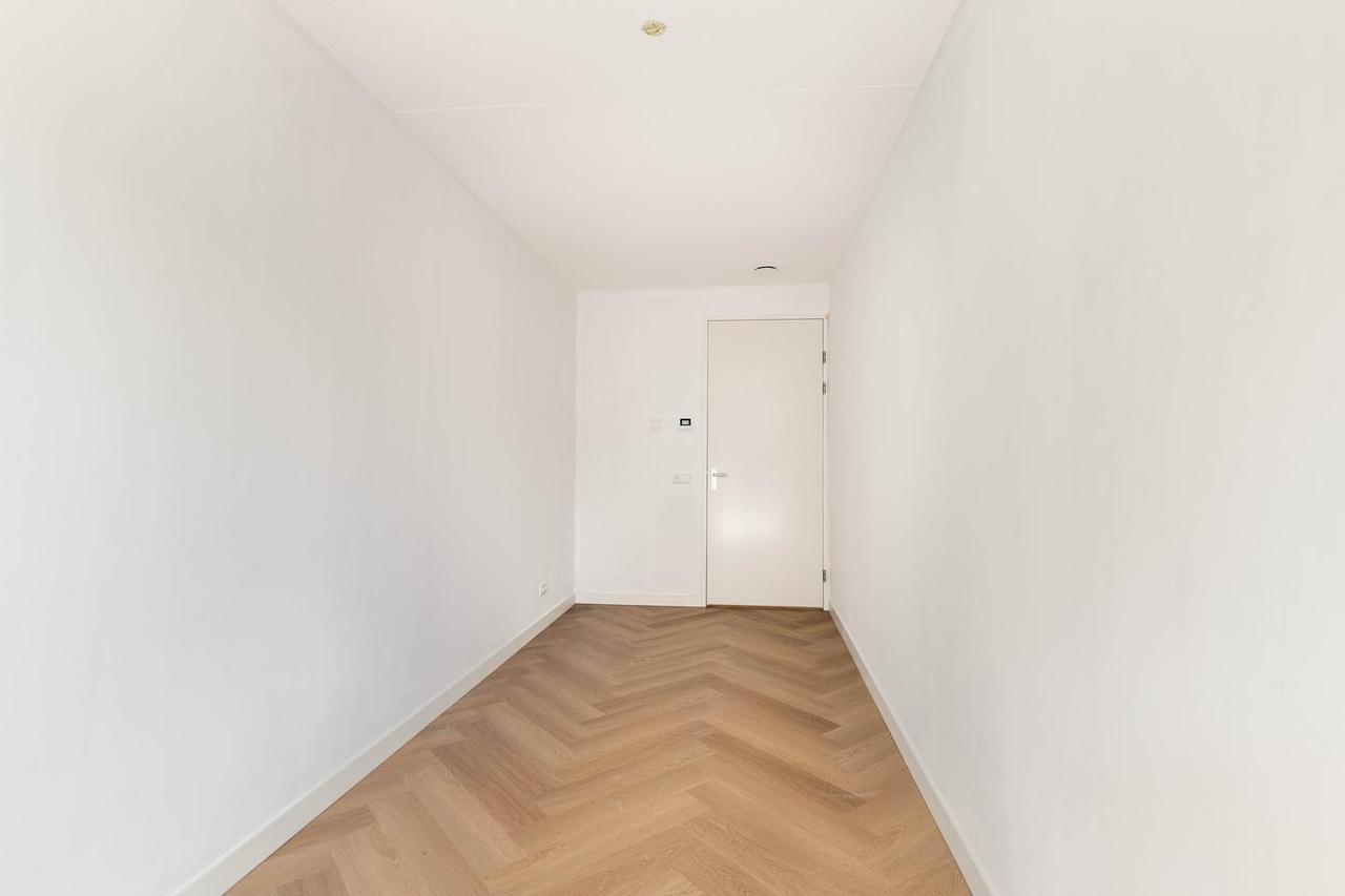 New 2-bedroom apartment by the water - Image 17