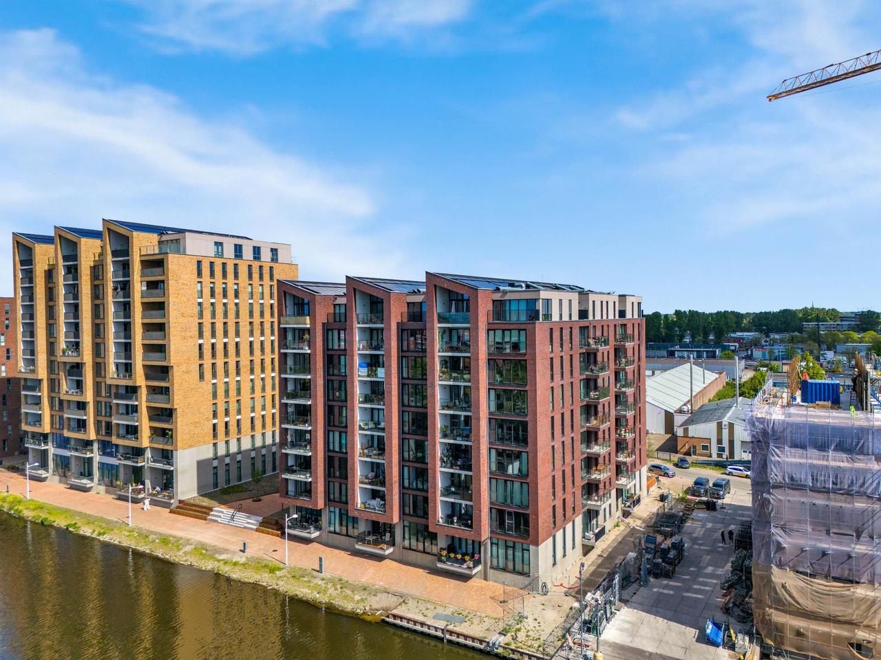New 2-bedroom apartment by the water - Image 1