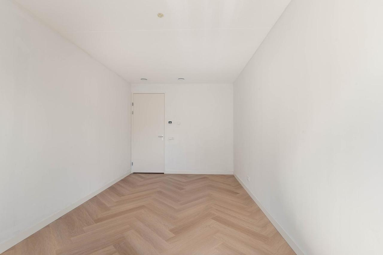 New 2-bedroom apartment by the water - Image 19