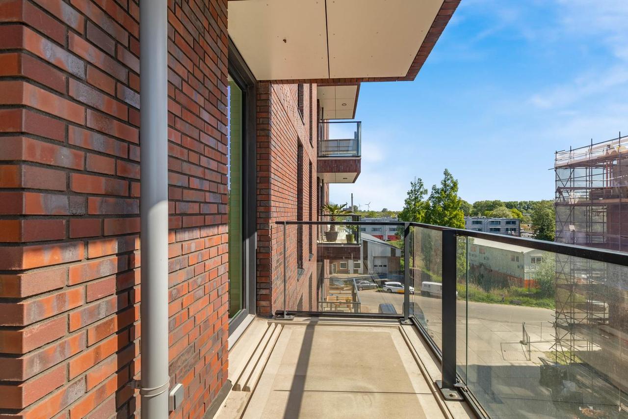 New 2-bedroom apartment by the water - Image 4
