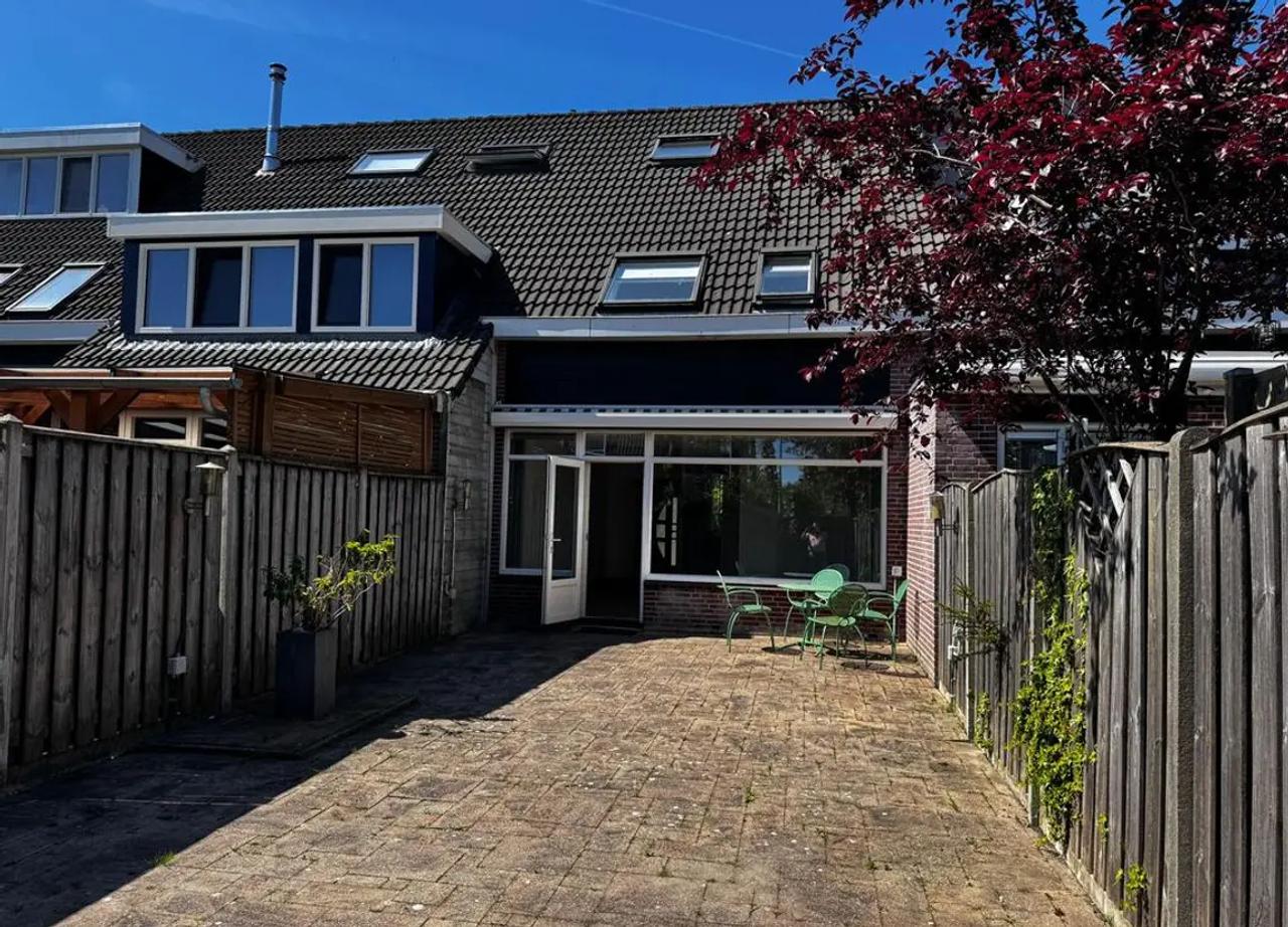 Gerenoveerde tussenwoning in Zwaag - Afbeelding 1