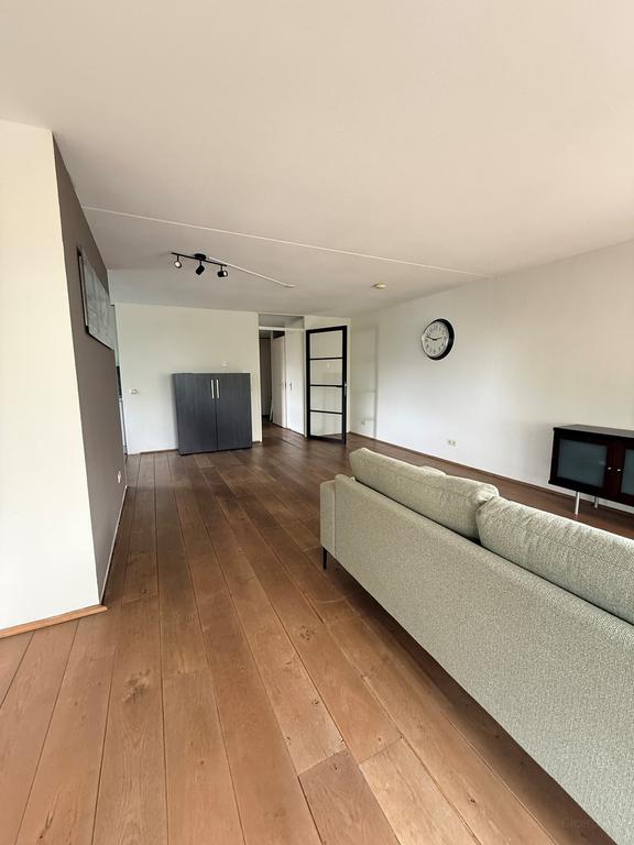 Bright corner apartment with parking space - Image 7