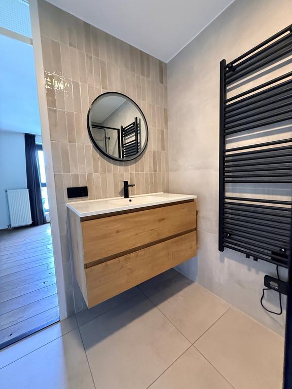 Bright corner apartment with parking space - Image 5