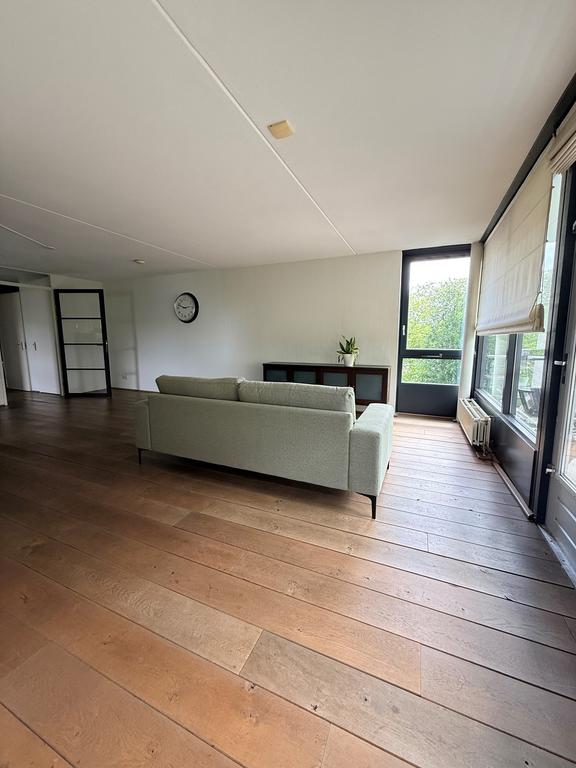 Bright corner apartment with parking space - Image 6