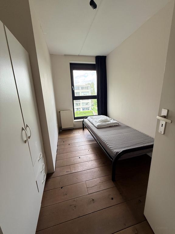 Bright corner apartment with parking space - Image 8