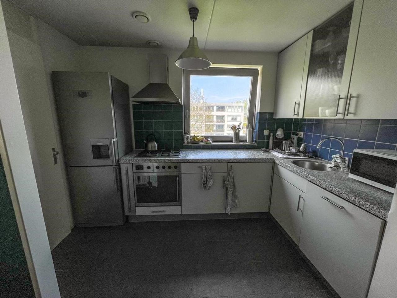 Bright corner apartment with parking space - Image 15