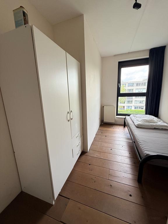 Bright corner apartment with parking space - Image 9