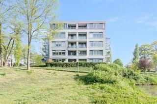 Bright corner apartment with parking space - Image 18