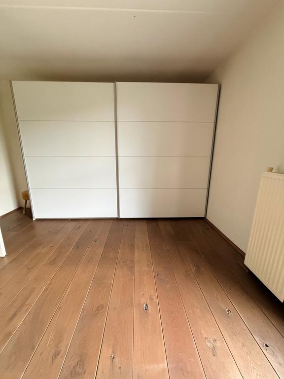 Bright corner apartment with parking space - Image 11
