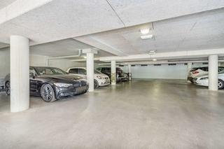 Bright corner apartment with parking space - Image 16