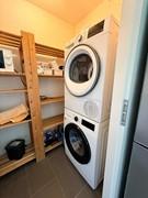 Bright corner apartment with parking space - Image 2