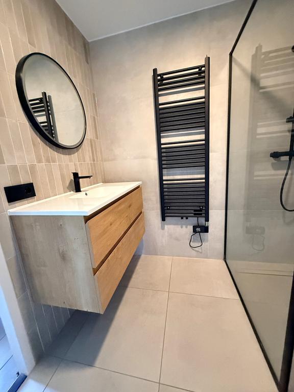 Bright corner apartment with parking space - Image 13