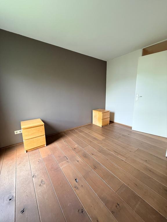 Bright corner apartment with parking space - Image 12