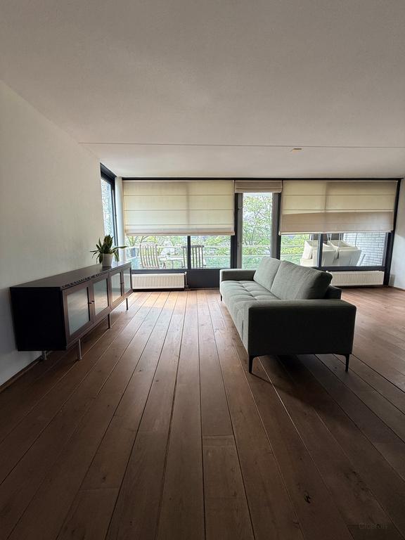 Bright corner apartment with parking space - Image 3