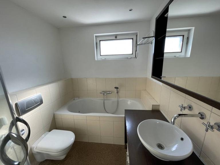 3-Bedroom House in Heugem - Image 9