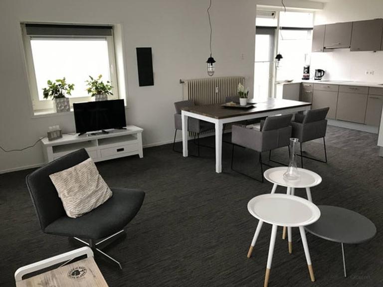 Furnished apartment with expansive views - Image 9