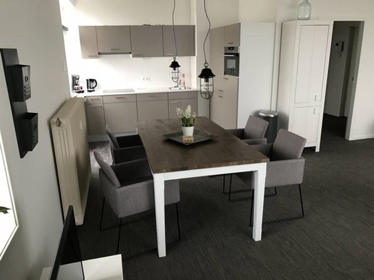 Furnished apartment with expansive views - Image 11