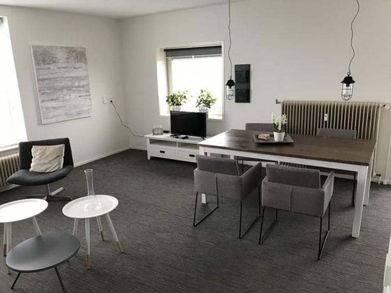 Furnished apartment with expansive views - Image 8