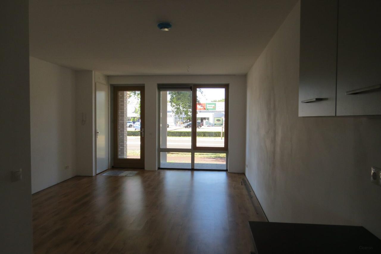 Apartment with sunny balcony - Image 9
