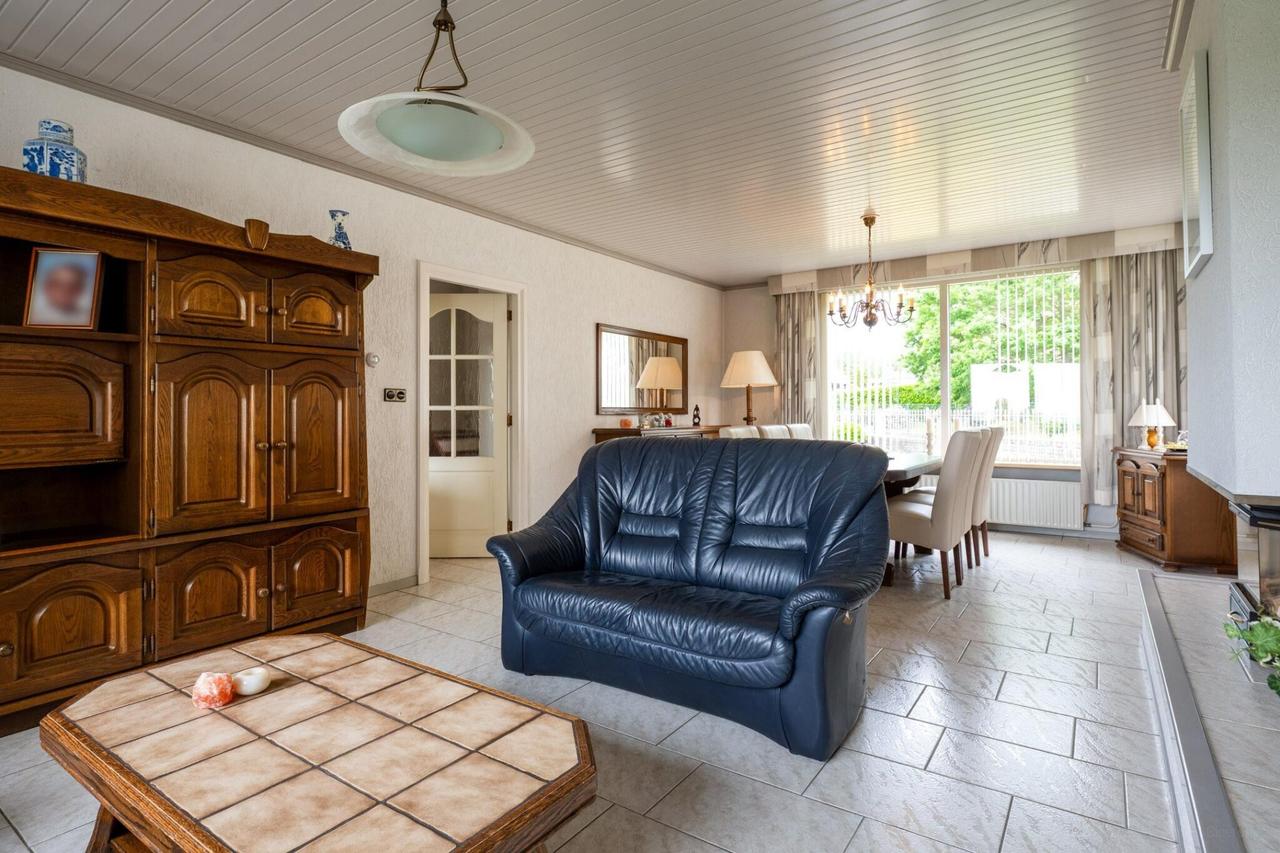 Detached living with garage and conservatory - Image 6