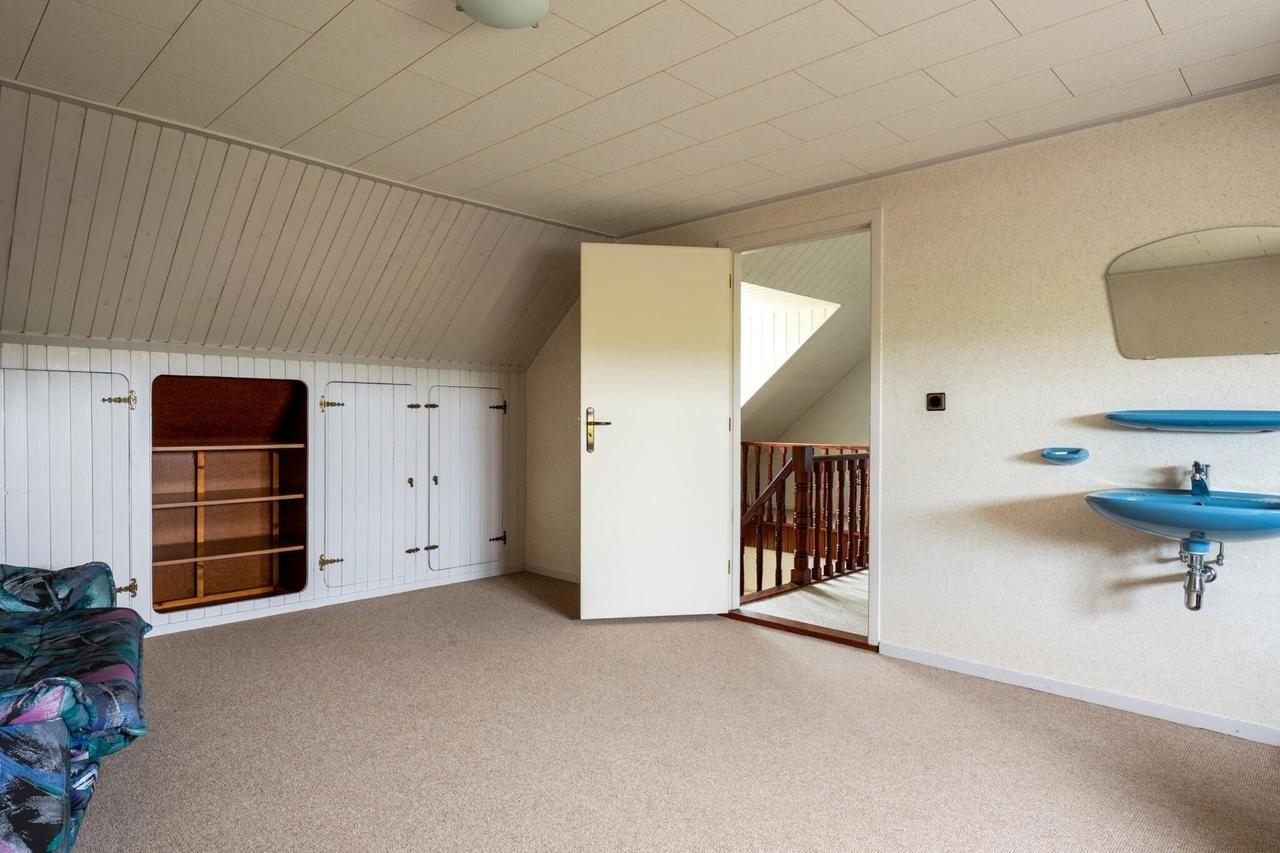 Detached living with garage and conservatory - Image 25
