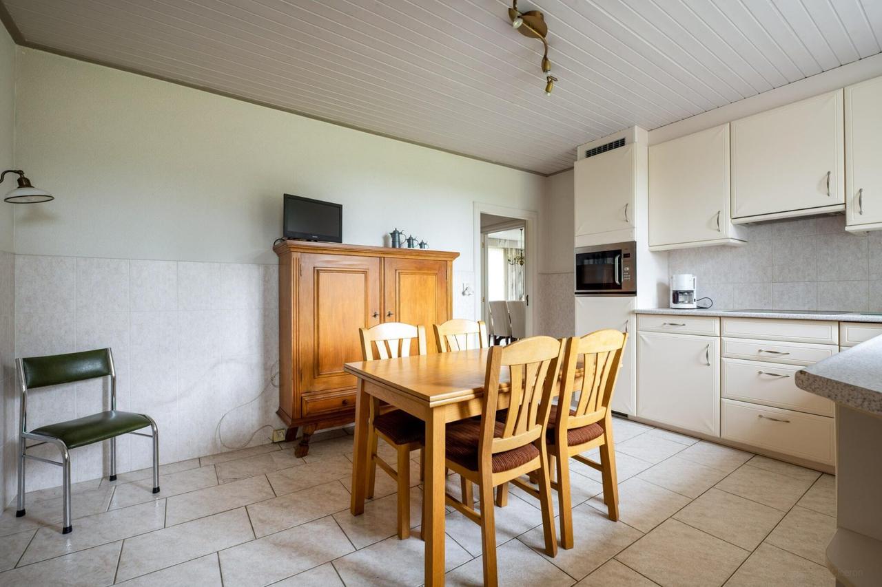 Detached living with garage and conservatory - Image 14