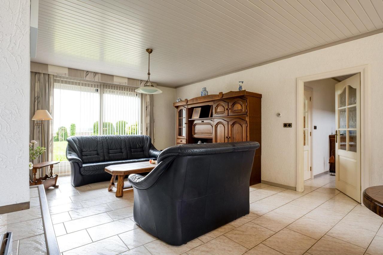 Detached living with garage and conservatory - Image 10
