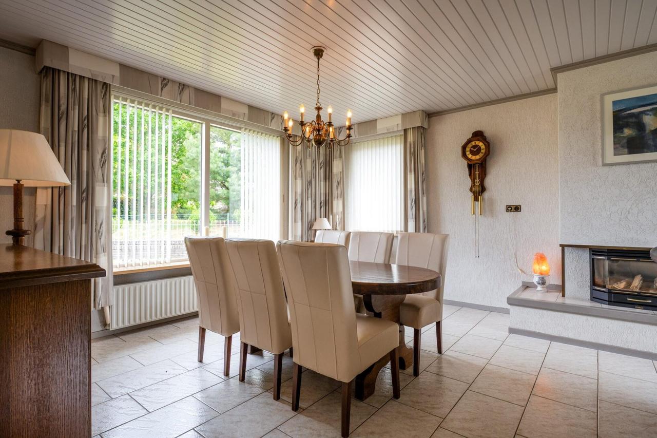 Detached living with garage and conservatory - Image 8