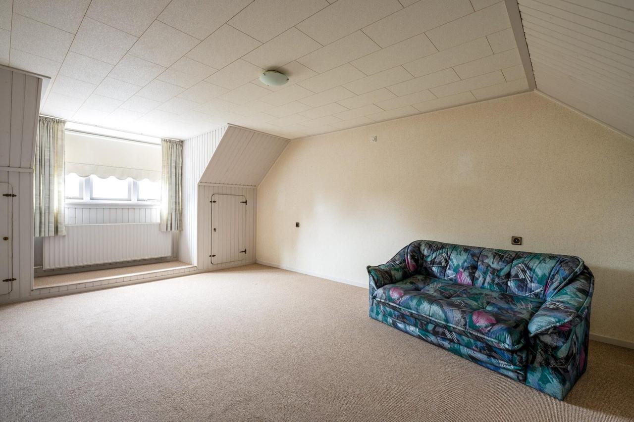 Detached living with garage and conservatory - Image 24