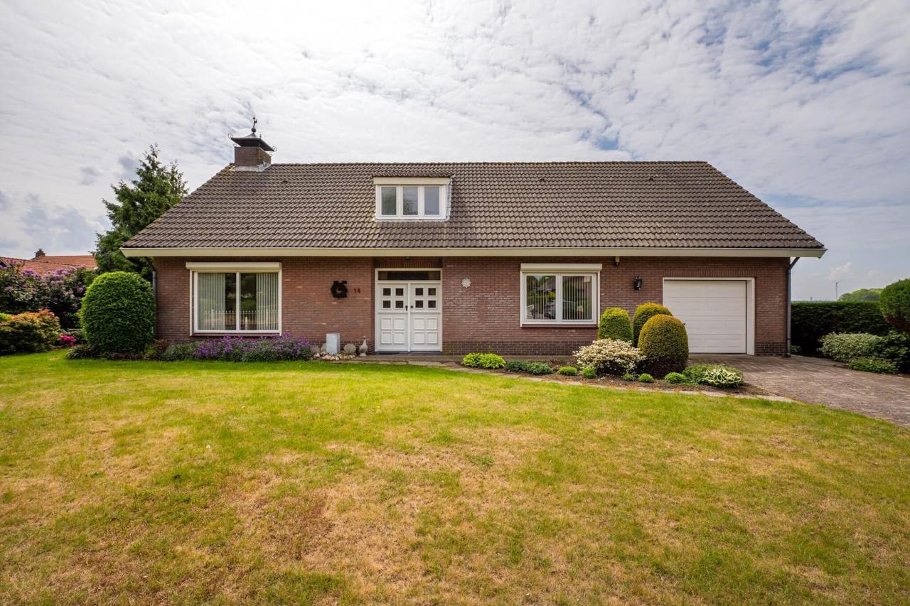 Detached living with garage and conservatory - Image 1
