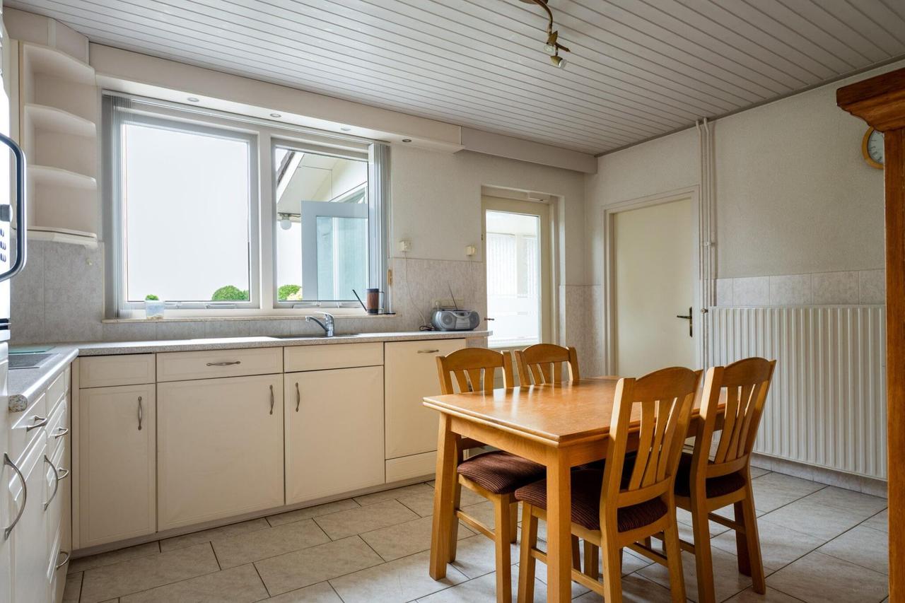 Detached living with garage and conservatory - Image 13