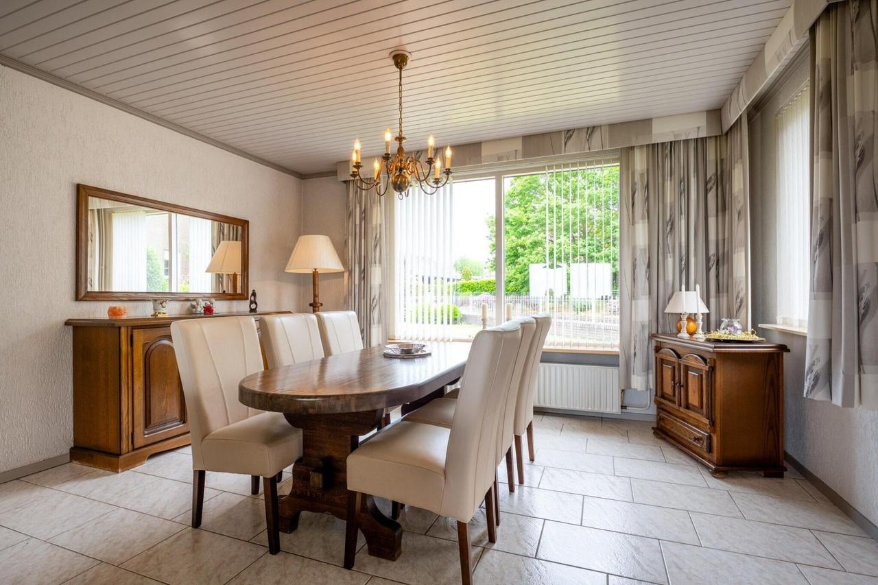 Detached living with garage and conservatory - Image 7